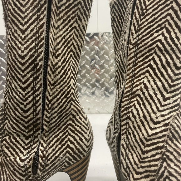 Cowboy but femme fur boots. Super comfortable. Made in Brasil - Picture 3 of 5